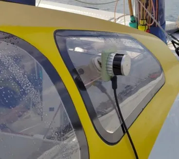 Capteur LiDAR en installation provisoire sur le pont d'un voilier, lors d'une mesure ponctuelle